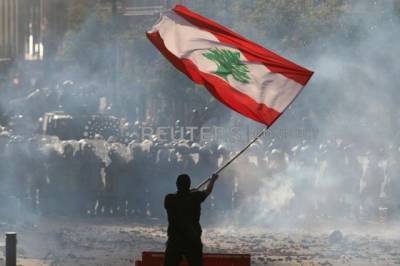 Военные освободили в Бейруте от протестующих здания нескольких министерств - aif.ru - Ливан - Бейрут