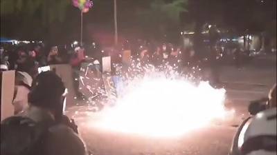 Город в огне: полиция не может справиться с протестующими в Портленде - tvc.ru