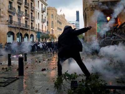 В Бейруте возобновились протесты: начались столкновения - news.am - Ливан - Бейрут