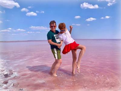 Павел Розенко - Ведущая Елена-Кристина Лебедь показала отдых с любимым на розовом озере - golos.ua - Украина