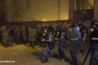 Появилось видео разгона полицией протестующих в Бейруте - lenta.ru - Ливан - Бейрут - с. Видео