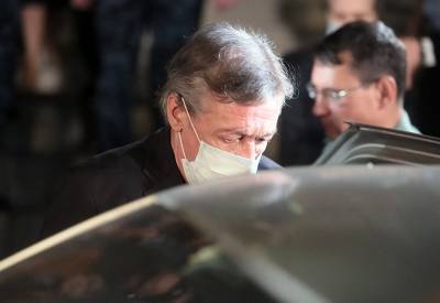 Михаил Ефремов - Процесс затягивается: Ефремова доставили в Пресненский суд - tvc.ru