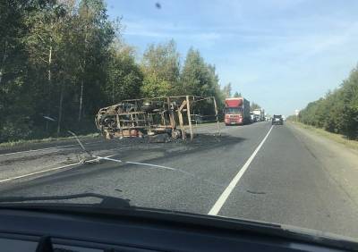 На трассе М5 в Путятинском районе грузовик сгорел после ДТП с легковушкой - ya62.ru - Рязань