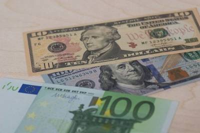 Никита Масленников - ЦБ понизил официальный курс доллара на 2 сентября почти на 22 копейки - aif.ru - Россия - США