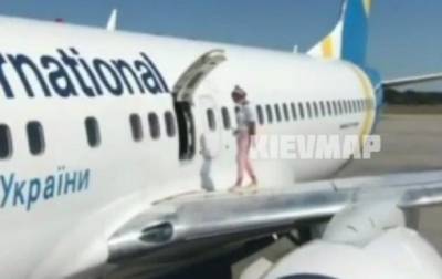 В Борисполе девушка гуляла по крылу самолета - korrespondent.net - Киев - Индонезия