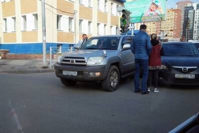 Не поделили дорогу: две машины столкнулись в центре Новосибирска - novos.mk.ru - Новосибирск