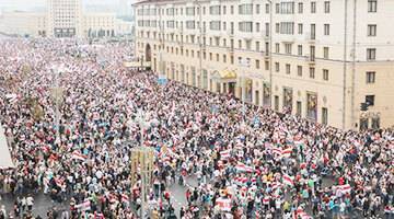 В Минске оштрафовали спасателей, не сдавших тонувших демонстрантов ОМОНу - newsland.com - Минск