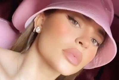 Ким Кардашьян - Кайли Дженнер - Кайли Дженнер высмеяли в сети за «огромные» губы на фото в роскошном Rolls Royce - lenta.ru