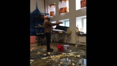 Появилось видео потопа в Мирнинском театре - vesti.ru - респ. Саха - Мирный