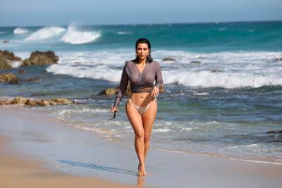 Ким Кардашьян - Ким Кардашьян-Уэст - Ким Кардашьян подняли на смех из-за пляжного фото и сравнили с животным - lenta.ru