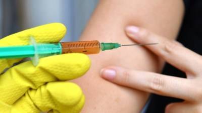 В Британии возобновили испытания вакцины от COVID-19, вызвавшей «необъяснимое заболевание» у добровольца - 5-tv.ru - Англия