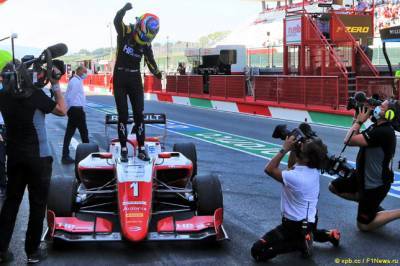 Оскар Пиастри - Тео Пуршер - В Renault поздравили Пиастри с титулом в Формуле 3 - f1news.ru