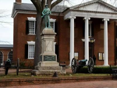 Джордж Флойд - Вирджиния - В американском Шарлоттсвилле власти снесли памятник конфедератам - gordonua.com - США - Украина