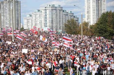 Александр Лукашенко - В центре Минска собралось 150 тысяч протестующих. Они строят баррикады - znak.com - Белоруссия - Минск