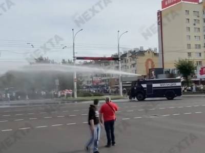 В Беларуси в ход пошли водометы и светошумовые гранаты. У ОМОНа снова ружья - sobesednik.ru - Белоруссия