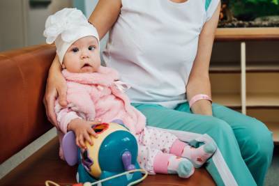 Новосибирские врачи спасли младенца с редким и тяжелым заболеванием - novos.mk.ru