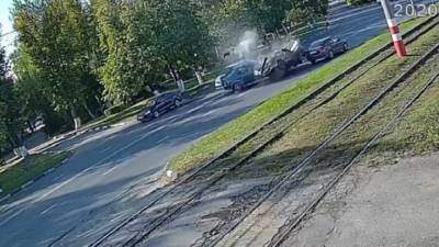Лихач устроил серьезное ДТП с пострадавшими в Ульяновске. Видео - vesti.ru - Ульяновск
