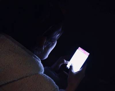 Эксперт предупредил, что голубой свет от экрана смартфонов опасен для кожи - live24.ru - США