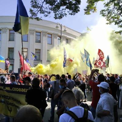 Александр Турчинов - Павел Шеремет - Возле Рады зажгли дымовые шашки - sharij.net - Украина - Киев - Белоруссия - Донбасс