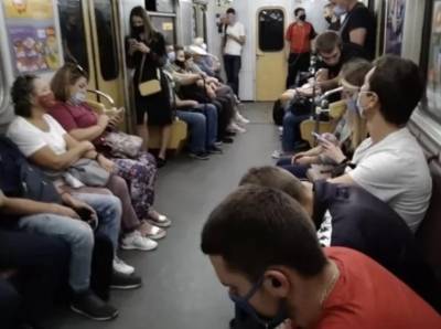 В киевском метро пассажиры массово игнорируют карантин, фото: "Несмотря на "оранжевую" зону..." - kiev.politeka.net - Киев