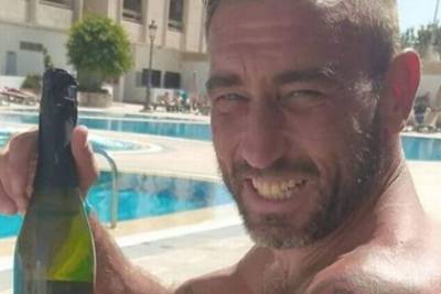 Отец двоих детей нырнул в бассейн во время отпуска и оказался в коме - lenta.ru - Испания - Columbus