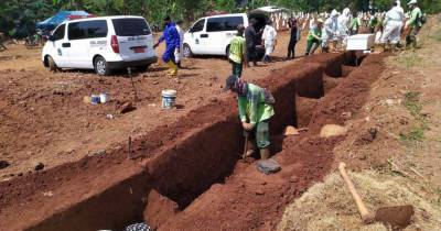 В Индонезии «антимасочников» заставили копать могилы - popmech.ru - Индонезия
