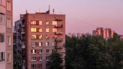 Под окнами многоэтажки на Академика Константинова нашли мертвого мужчину - piter.tv - Санкт-Петербург - р-н Калининский