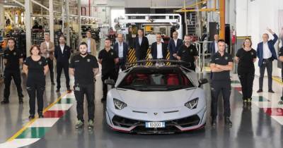 Lamborghini выпустила юбилейный спорткар Aventador - ren.tv - Италия