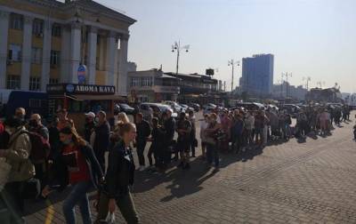 В Киеве очередь заблокировала вход в метро на вокзале - korrespondent.net - Киев