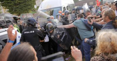 В столице Болгарии протестующие забаррикадировали вход в парламент - ren.tv - Болгария - Sofia
