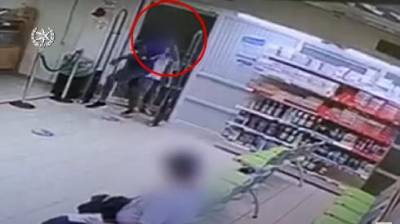 Видео: житель Реховота ударил кулаком женщину в аптеке за замечание о коронавирусе - vesty.co.il - Реховота
