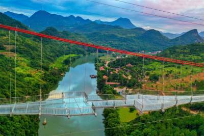 Через реку Ляньцзян в Китае протянулся самый длинный стеклянный мост в мире - rusjev.net - Китай - провинция Хэбэй