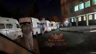 «Врачи тоже болеют коронавирусом». В воронежской БСМП объяснили очередь из скорых - vestivrn.ru - Воронеж