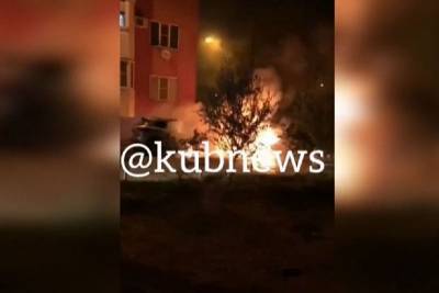 В МЧС рассказали подробности ночного пожара с участием двух автомобилей в Краснодаре - kubnews.ru - Краснодар