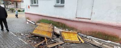 Россиянки захотели попить кофе и упали с третьего этажа вместе с балконом - runews24.ru - Сахалинская обл.