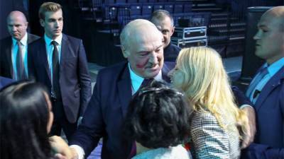 Николай Лукашенко - Сын Лукашенко Николай вместе с отцом посетил женский форум - iz.ru - Белоруссия - Минск