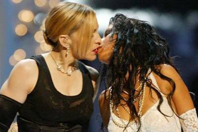 Бритни Спирс - Кристина Агилера - Кристина Агилера рассказала о том самом поцелуе с Мадонной на премии MTV VMA в 2003 году - skuke.net - Новости