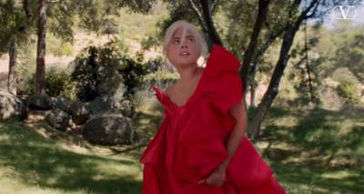 Элтон Джон - Леди Гага - Непривычная Леди Гага: поп-дива спела в рекламном ролике нового парфюма Valentino - ru.armeniasputnik.am