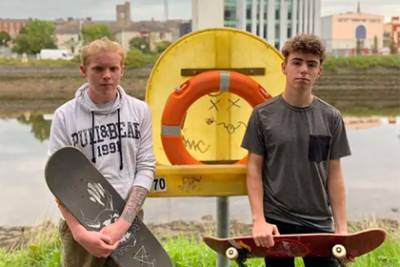 Два скейтбордиста спасли упавшего в реку мужчину - lenta.ru - Ирландия