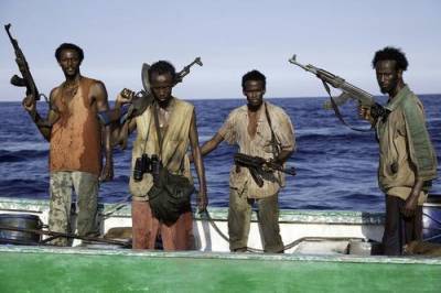 Самалийские пираты, захватившие крымских моряков, угрожают убить пленников, если за них не будет выплачен выкуп - argumenti.ru - Россия