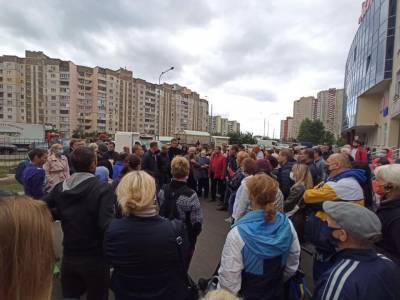 "Десять лет беспредела!": в Киеве люди взбунтовались и перекрыли дорогу, кадры - kiev.politeka.net - Киев