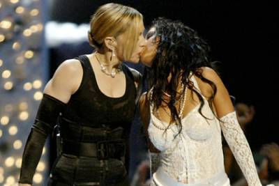 Бритни Спирс - Кристина Агилера - Кристина Агилера вспомнила о поцелуе с Мадонной на премии MTV - lenta.ru - США