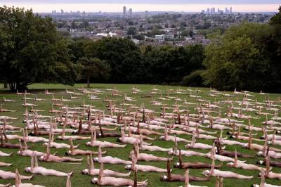 В Лондоне художник сфотографировал 220 голых людей, чтобы разрушить "коронавирусные барьеры" - vkcyprus.com - Лондон - London