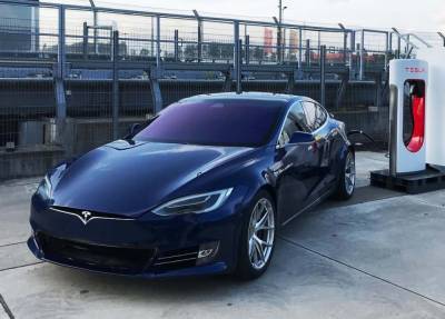 Полиция Канады остановила электрокар Tesla, ехавший без водителя - Cursorinfo: главные новости Израиля - cursorinfo.co.il - Израиль - Канада