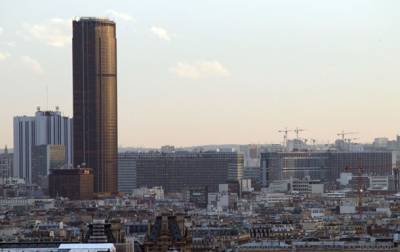 В Париже мужчина пытался без страховки забраться на Монпарнас - korrespondent.net - Франция - Париж