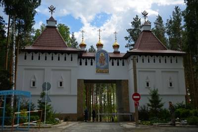 Валерий Горелых - Мужчину задержали за угрозу взорвать скандальный монастырь на Урале - lenta.ru - Свердловская обл.