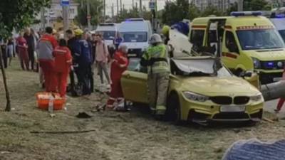 Видео: Дрифтер на «золотом» BMW снес столб в Краснодаре — погибли три человека - 5-tv.ru - Краснодар