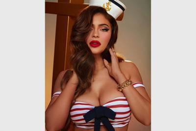 Ким Кардашьян - Кайли Дженнер - Бывшую самую молодую миллиардершу обругали в сети за откровенный образ морячки - lenta.ru