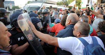 Румен Радев - Три человека пострадали, десятки задержаны во время протестов в Софии - ren.tv - Болгария - София - Sofia