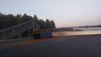 Только построенный пешеходный мост рухнул на трассу под Курганом - vesti.ru - Тюмень - Курганская обл.